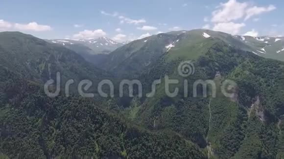 鸟瞰峡谷和茨萨河谷俄罗斯克拉斯诺达尔地区视频的预览图