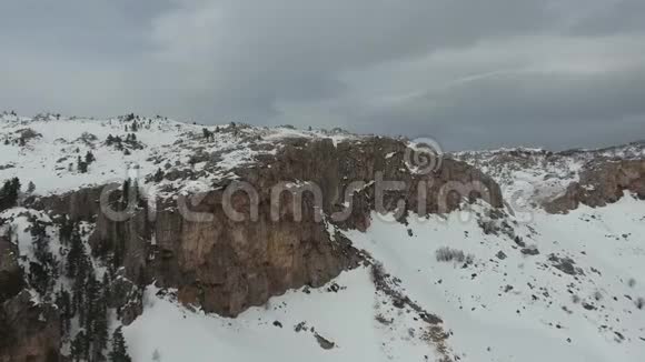 岩层陡坡的鸟瞰图视频的预览图
