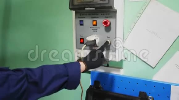 员工按下工厂机器控制面板上的按钮视频的预览图