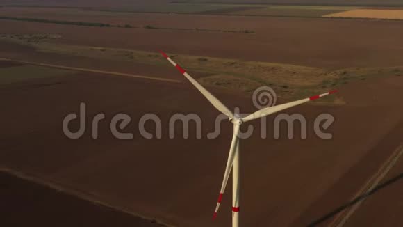傍晚天空背景下的风力发电站视频的预览图
