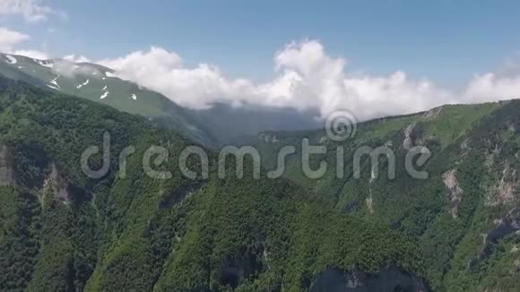积云笼罩在美丽的山顶上视频的预览图