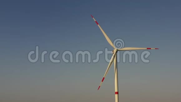 傍晚天空背景下的风力发电站视频的预览图
