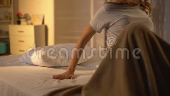 预期妇女在床上入睡午睡休息怀孕劳累健康视频的预览图