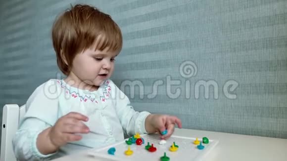 小女孩坐在儿童桌前慢慢地收集一个马赛克视频的预览图