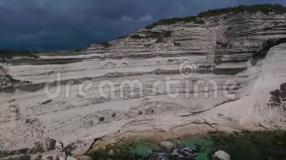 科西嘉岛石灰岩层状岩石的空中无人机镜头视频的预览图