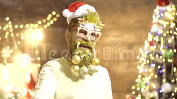 新年派对的乐趣有胡子和胡子的圣诞老人戴圣诞帽的圣诞老人礼物的情感胡子视频的预览图