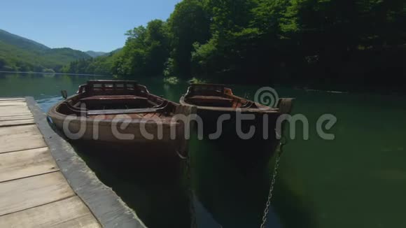 小船停泊在黑山比奥格勒湖码头旅游旅行和旅行浪漫的心情美丽的大自然视频的预览图
