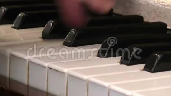 这位钢琴家钢琴弹得很响视频的预览图