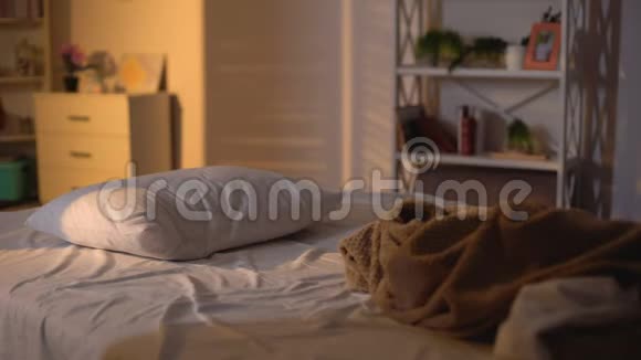 孕妇躺在床上在日落时睡着晚上的常规活动娱乐视频的预览图