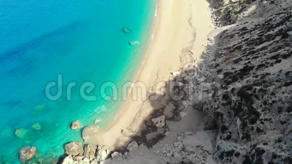 希腊凯法洛尼亚岛美丽的废弃海滩的鸟瞰图视频的预览图