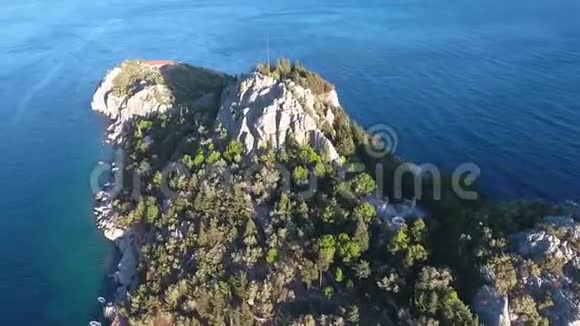 地中海的洛基岛无人驾驶飞机的录像视频的预览图