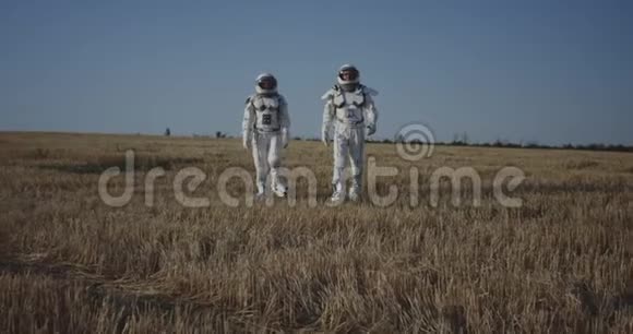 两名宇航员穿越一个领域视频的预览图