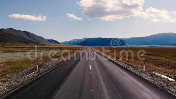 山谷之间空无一人的道路在群山的背景下视频的预览图