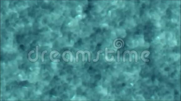 游泳池里纯蓝色的水光线反射4K镜头视频慢动作3D模拟动画背景视频的预览图