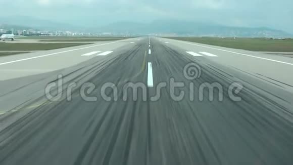 跑道机场航站楼的跑道蓝天上有标记视频的预览图