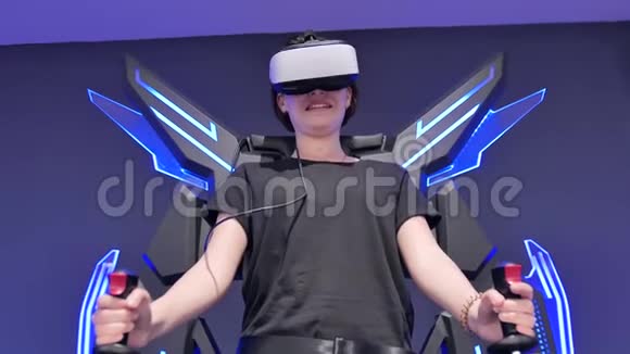 女孩戴着眼镜在虚拟现实中飞翔电脑创新黑发青少年娱乐视频的预览图
