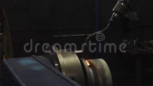 深色车间焊接机床及车削金属零件视频的预览图