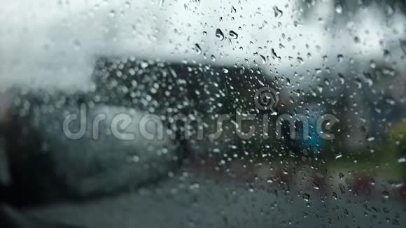 下雨天车窗上的雨滴视频的预览图