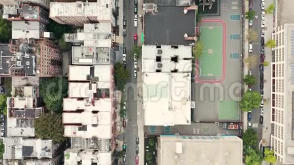 空中鸟瞰无人机在纽约上西区附近的镜头视频的预览图