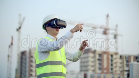 一名工人在建筑工地与VR眼镜智能城市视频的预览图