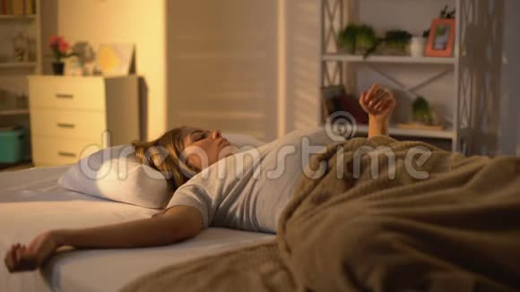 孕妇睡在床上抚摸腹部白天打盹母亲疲惫视频的预览图