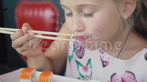 小女孩吃寿司视频的预览图