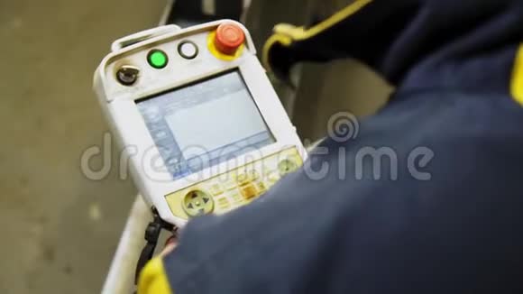 工程师负责车间机床的远程控制视频的预览图