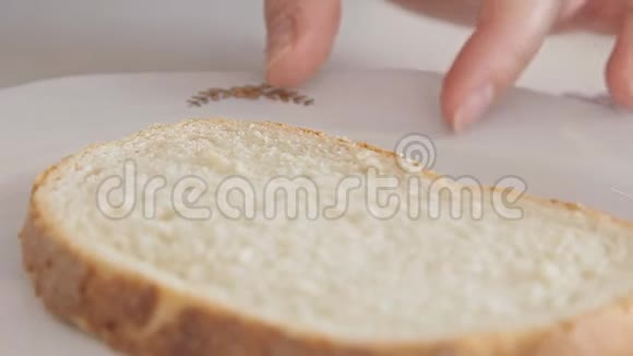 女人用手在面包上抹奶酪霜视频的预览图