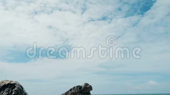 全景从天空射向海浪撞击在石头上缓慢地喷洒克里米亚美丽海滩视频的预览图
