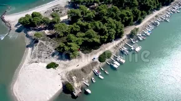 从空中俯瞰田园风光的海滩有天然的港口树木渔船希腊的格拉罗卡沃斯哈尔基迪基由博士自上而下移动视频的预览图