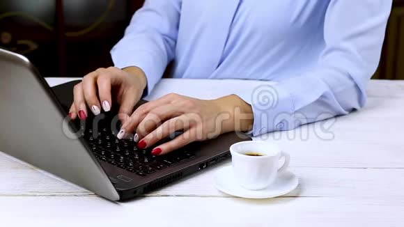 女性手在笔记本电脑上打字喝咖啡键盘打字手办公室工作扁平化设定目标商务女性薄女士视频的预览图