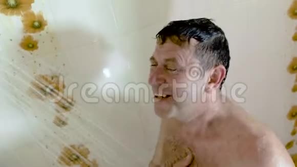 一个嘴里没有牙齿的人正在享受热水淋浴视频的预览图