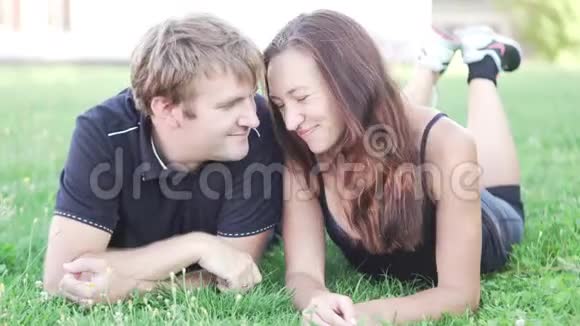 男人和女人躺在草地上视频的预览图