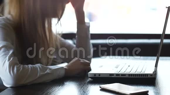 女人在手提电脑上工作紧张地握紧拳头担心项目视频的预览图