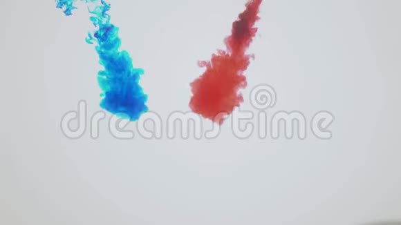 红蓝墨水混在水里视频的预览图