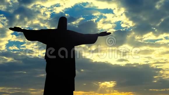 耶稣基督的救赎者雕像剪影在里约热内卢巴西的天幕视频的预览图