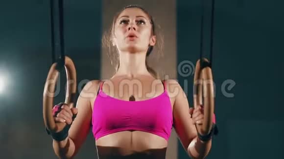 运动漂亮的女性运动带戒指在健身房运动健身生活方式美容理念拍摄视频的预览图