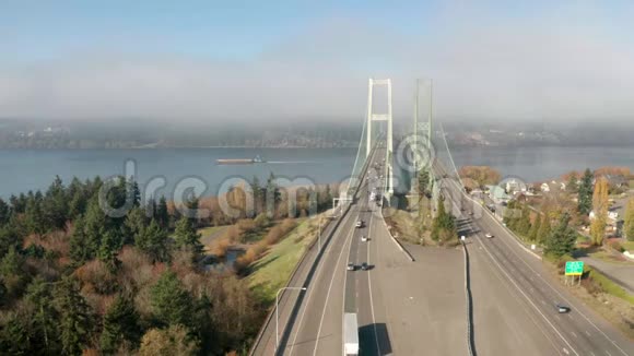鸟瞰塔科马在背景中缩小桥梁在Puget音船通过视频的预览图
