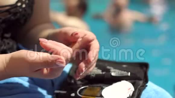 一名女性糖尿病患者正在度假时在游泳池旁检测血糖水平视频的预览图