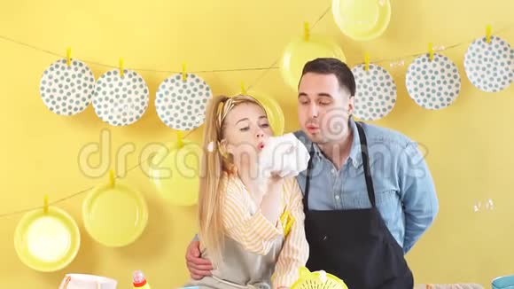 愉快可爱的女人和男人在厨房享受时光视频的预览图
