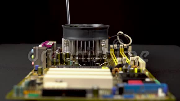 从主板上移除处理器冷却器电脑上的CPU冷却系统拆卸计算机的视图视频的预览图