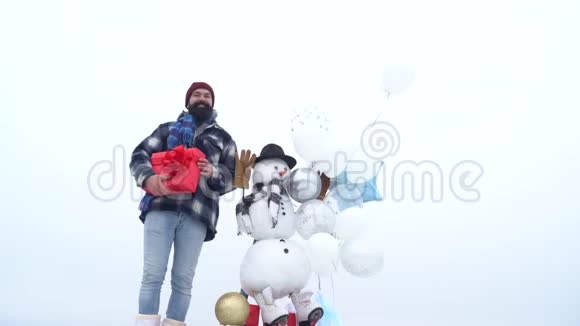 圣诞老人留着长长的胡须在圣诞雪人的背景上摆着视频的预览图