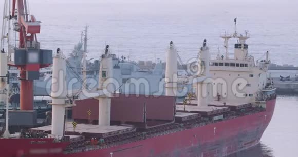 空中观景港口粮食作物码头船舶装载概况谷物散装转运到船上视频的预览图