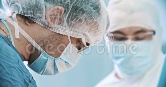 手术室外科医生的画像医学外科保健理念拍摄于红色4k10位彩色空间视频的预览图
