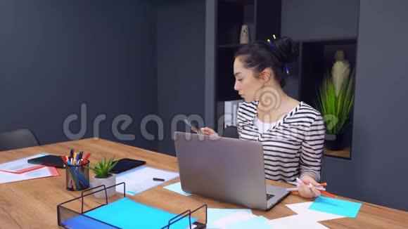 女人在她的笔记本电脑上解决问题视频的预览图