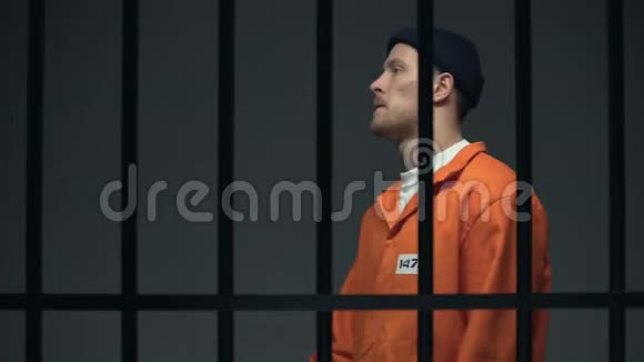 紧张的囚犯在牢房里行走等待审判思考逃跑视频的预览图