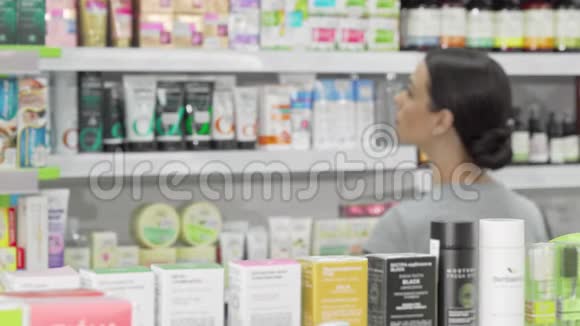 美丽的女士在当地药店销售的产品视频的预览图