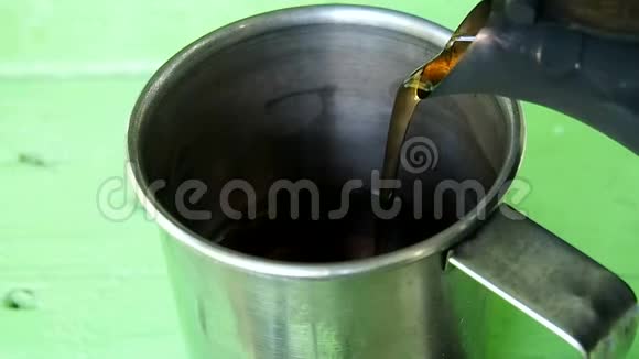 远足茶从水壶里倒入一个铁杯里视频的预览图