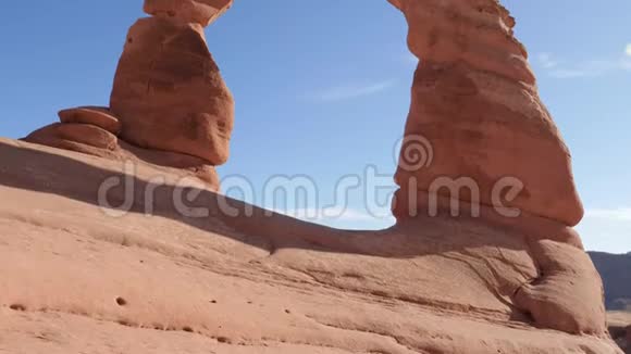 著名红橙岩砂岩拱门公园的全景视频的预览图