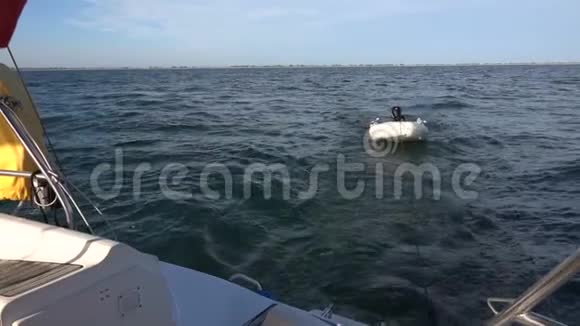 由游艇牵引的充气船慢动作视频的预览图